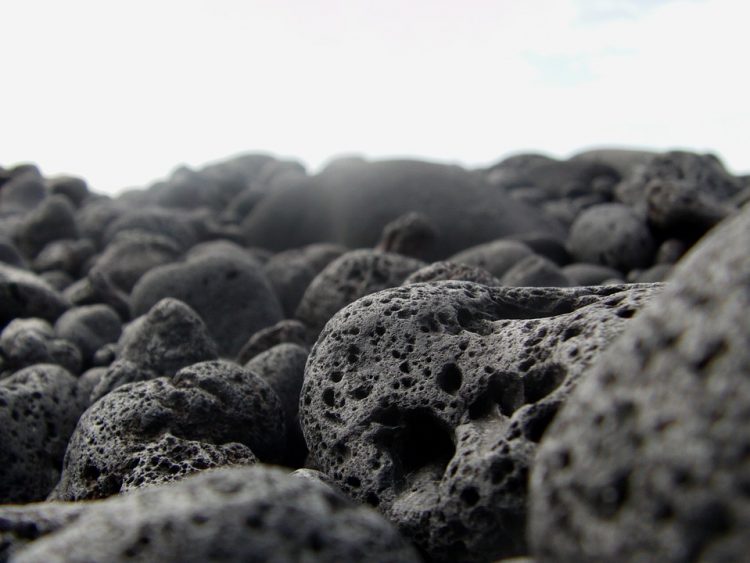 Ilyen árakon lehet most lávakő gyöngyöket rendelni