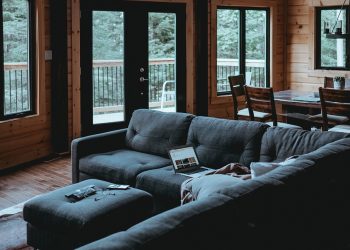 Mennyi ideig szokott tartani egy üvegajtó beépítése?