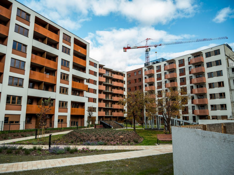 Eladó lakás Keszthelyen: ezek a lakóparkban található ingatlanok előnyei és hátrányai
